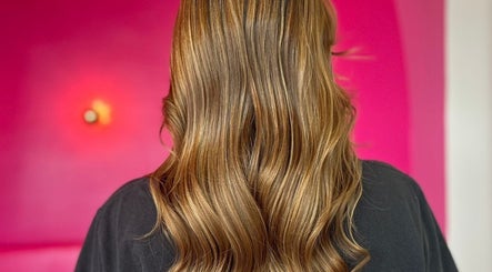 Hermosos reflejos dorados en cabello ondulado en Your Beauty Lab By Ashley Félix, Tijuana, Baja California, MX.