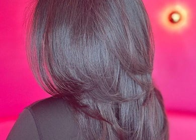 Cabello liso y brillante en salón Your Beauty Lab By Ashley Félix, Tijuana, Baja California, MX.