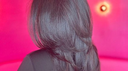 Cabello liso y brillante en salón Your Beauty Lab By Ashley Félix, Tijuana, Baja California, MX.