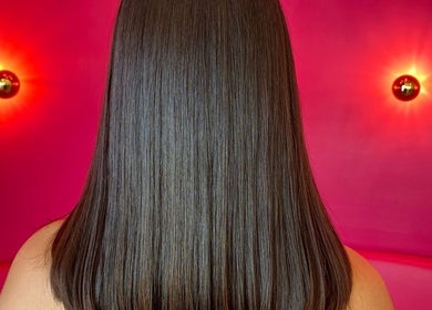 Cabello liso y brillante en Your Beauty Lab By Ashley Félix, Tijuana, Baja California, MX.