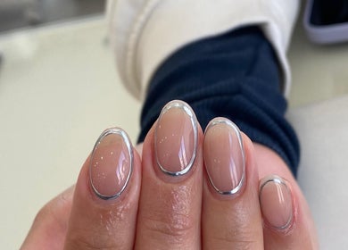 Uñas con diseño metálico brillante en Your Beauty Lab By Ashley Félix, Tijuana, Baja California, MX.