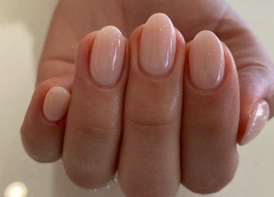 Manicura nude en Your Beauty Lab By Ashley Félix, Tijuana, Baja California, MX, resaltando elegancia sutil.