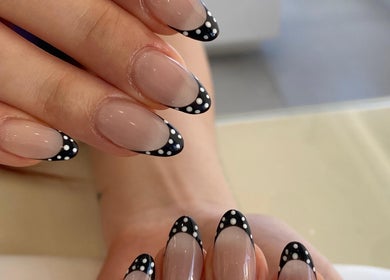Diseño elegante de uñas con puntos en negro en Your Beauty Lab By Ashley Félix, Tijuana, Baja California, MX.