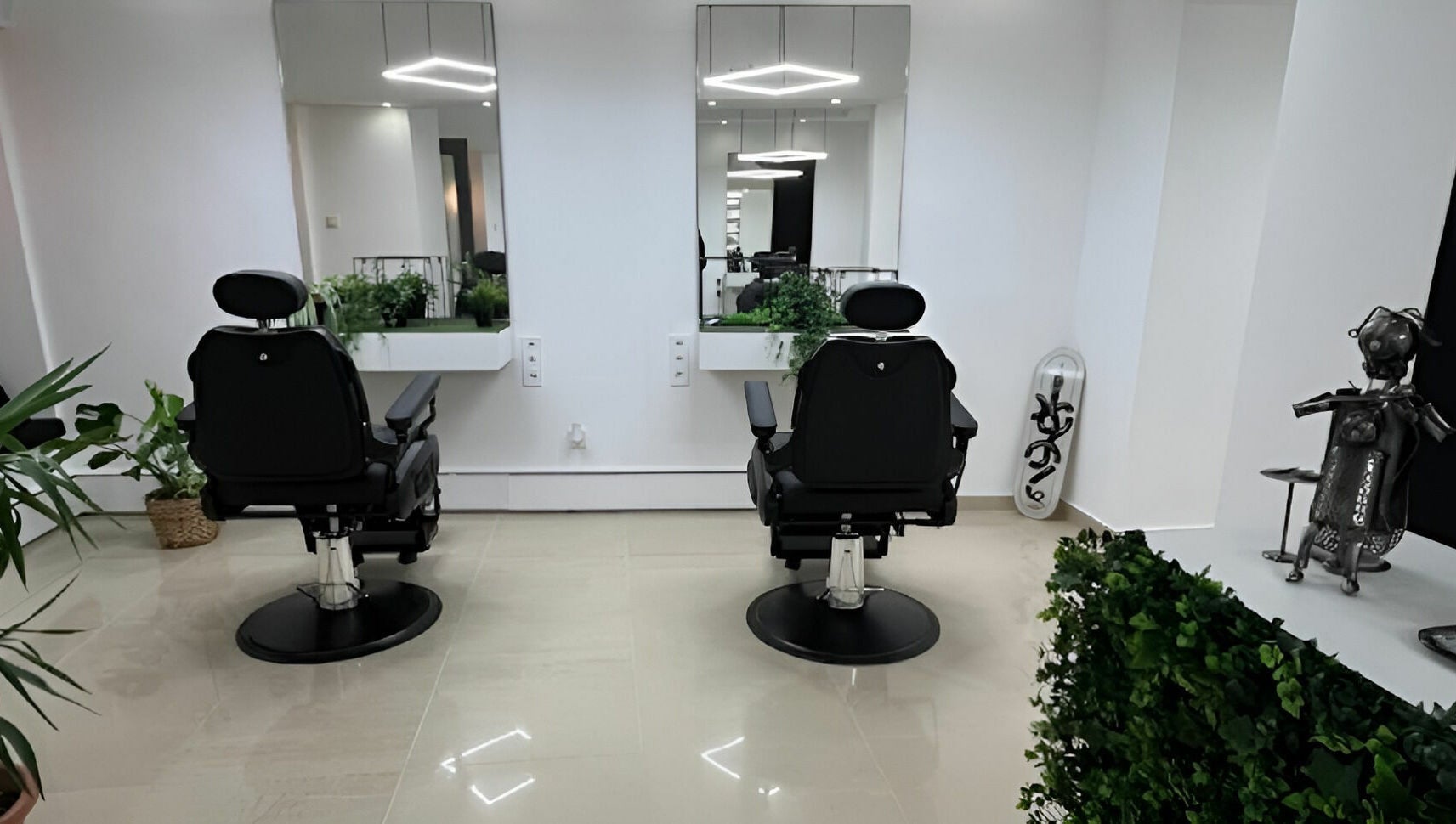 Stílusos belső tér a Next Level Barbershop - Fasor Budapest, Magyar, HU, modern borbélyszékekkel.