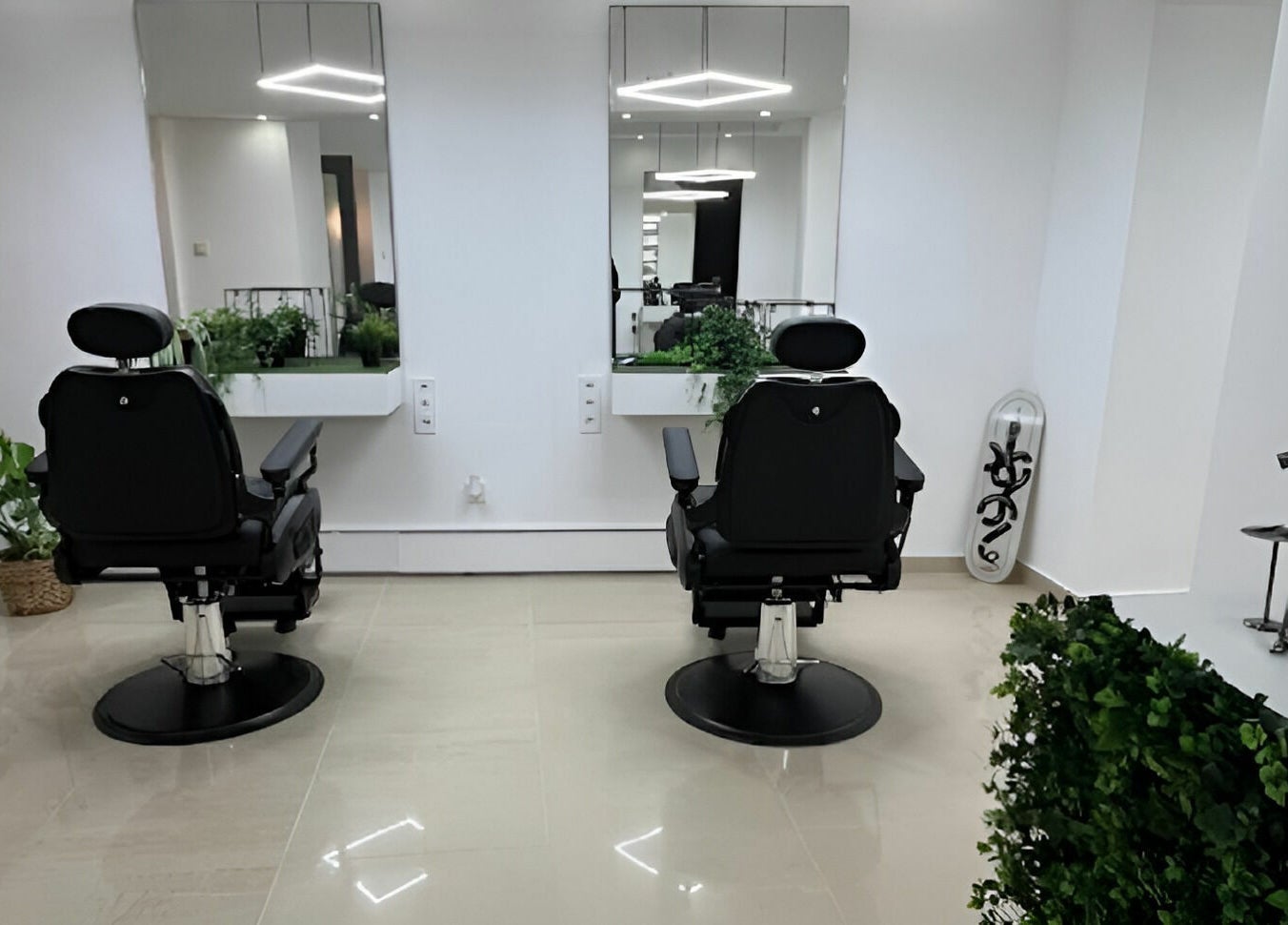 Stílusos belső tér a Next Level Barbershop - Fasor Budapest, Magyar, HU, modern borbélyszékekkel.