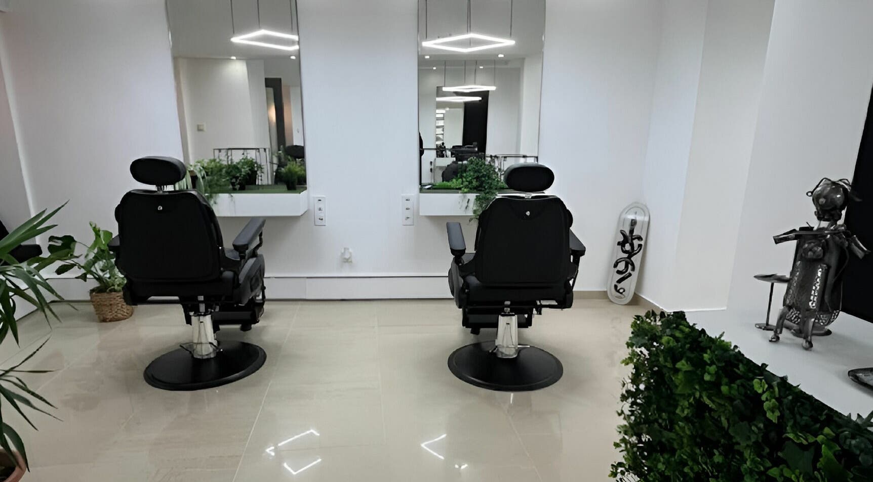 Stílusos belső tér a Next Level Barbershop - Fasor Budapest, Magyar, HU, modern borbélyszékekkel.