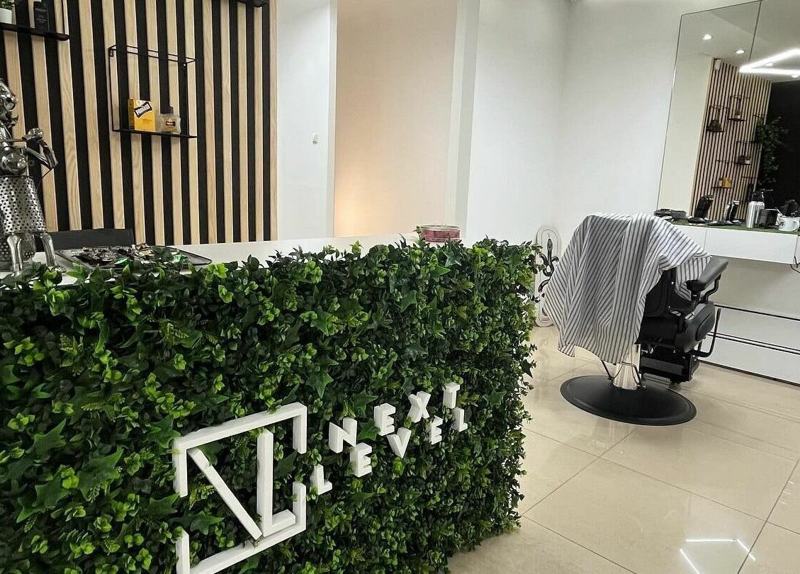 Modern szalon belső Next Level Barbershop - Fasor, Budapest, Magyar, HU címen, dizájnos növényi dekorral.