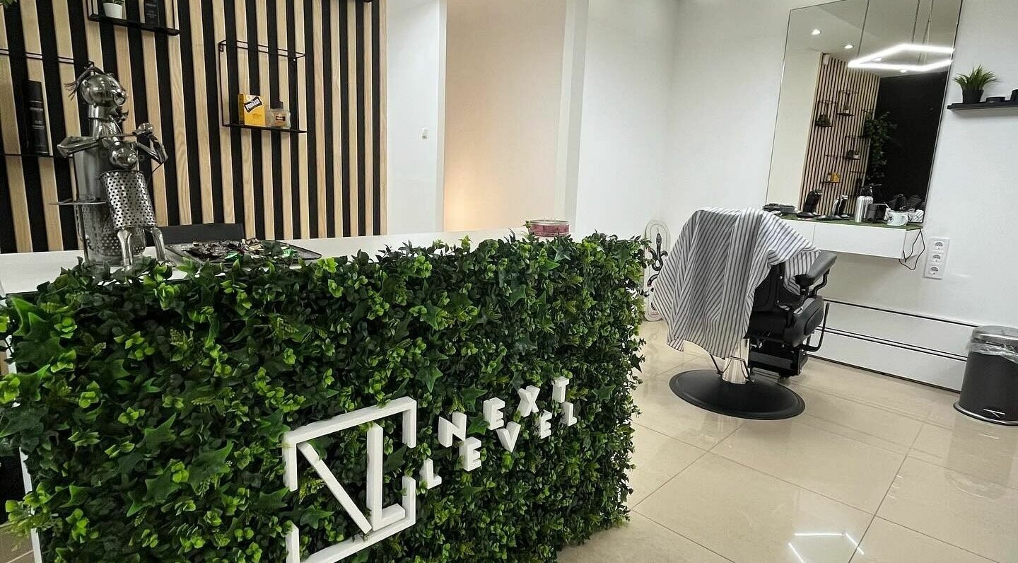 Modern szalon belső Next Level Barbershop - Fasor, Budapest, Magyar, HU címen, dizájnos növényi dekorral.
