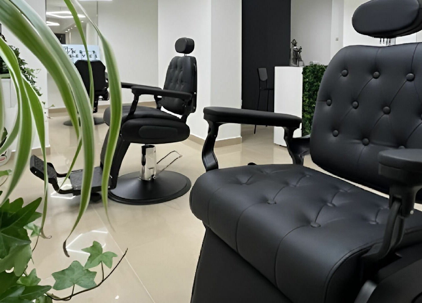 Modern fekete borbélyszékek a Next Level Barbershop - Fasorban, Budapest, Magyar, HU.