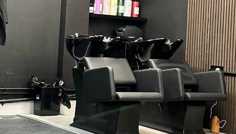 No Ordinary Salon, bilde 1