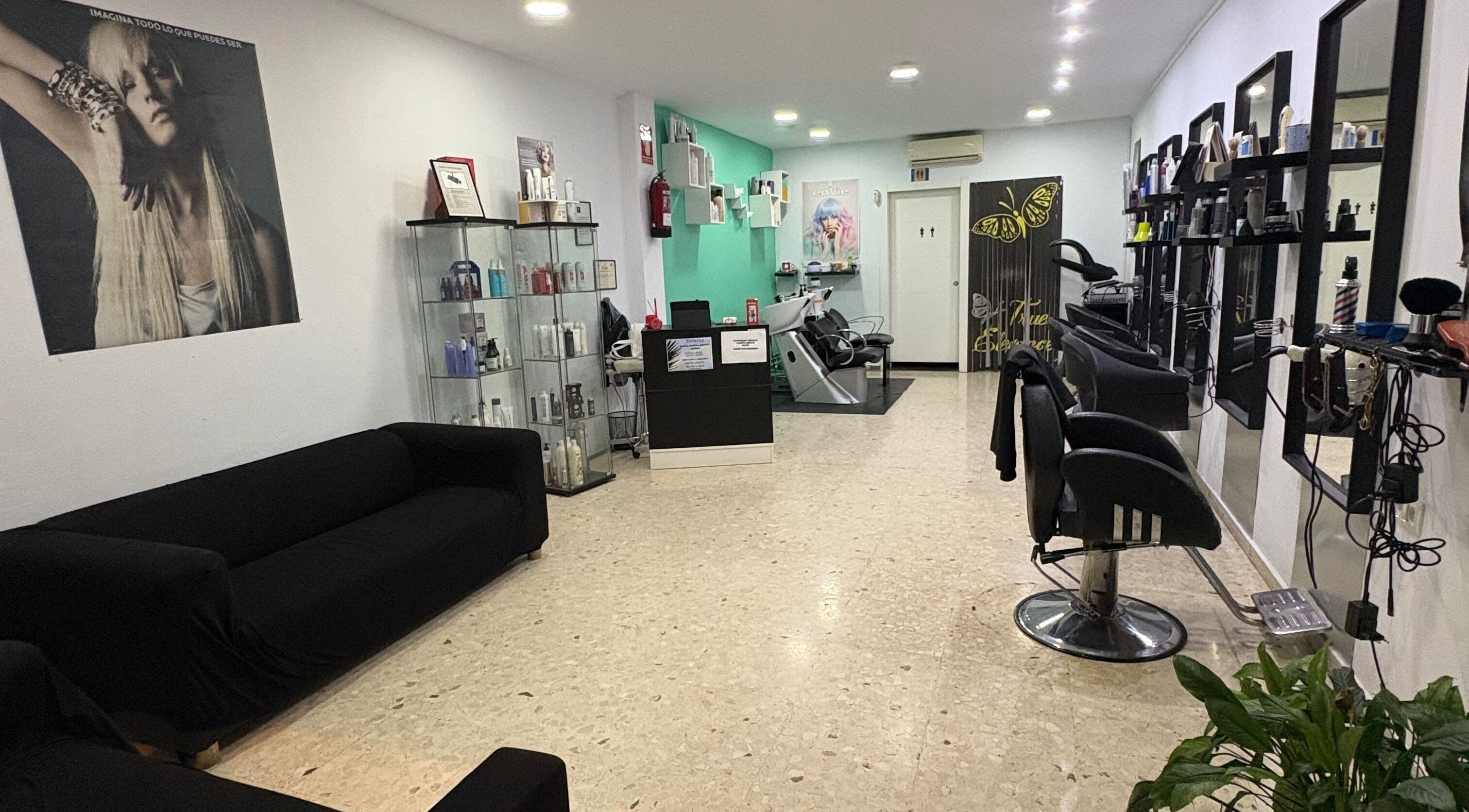 Interior de True Elegance Peluquería en Algeciras, Andalucía, ES con decoraciones modernas y elegantes.