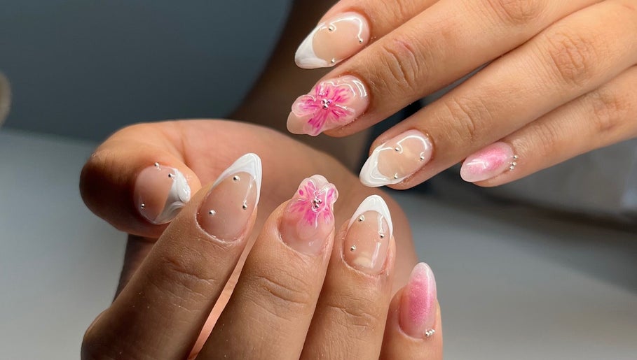 Intricate pink floral and gem nail art at Kilate Studio, London, England, GB.