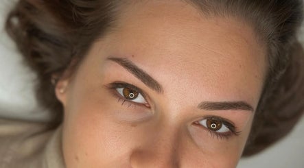 Sopracciglia curate a Verdiana, Cene, Lombardia, IT per uno sguardo perfetto e naturale.