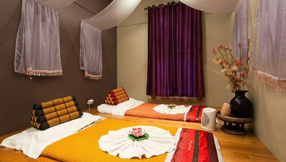 Relaxing spa room at Silk Day Spa Camberwell, Melbourne, Victoria, AU with cozy mats and elegant decor.