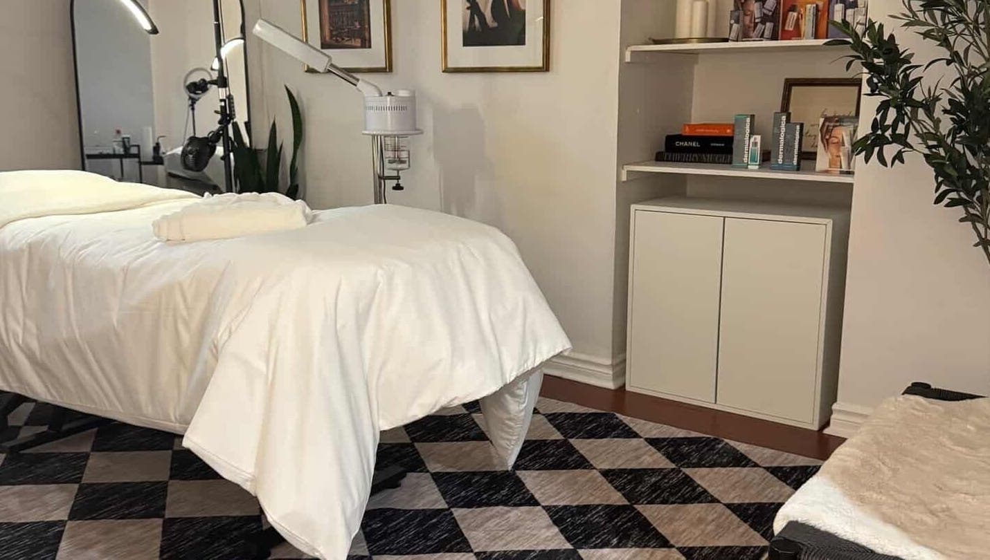 Relaxing treatment room at She by Eva in Brossard, Québec, CA with cozy bed and stylish decor.