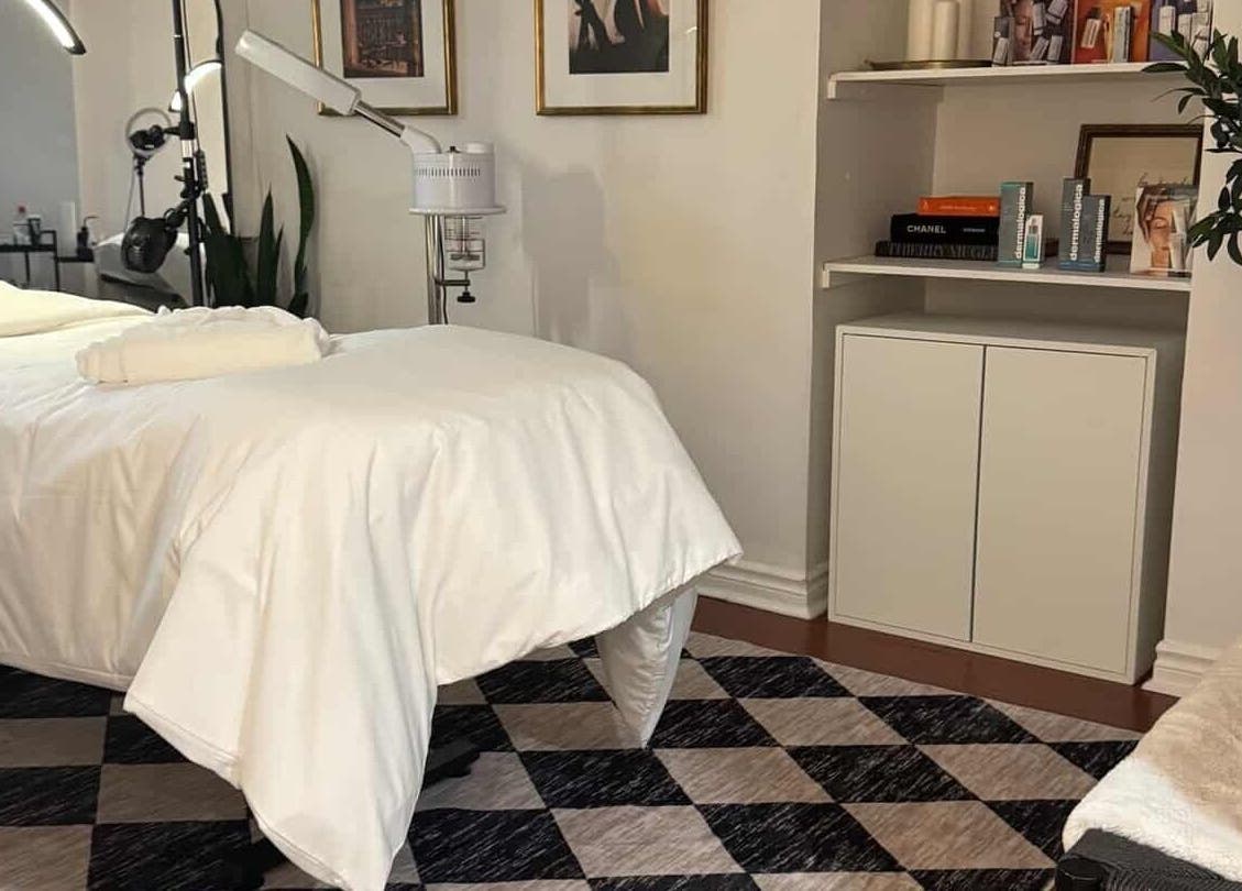 Relaxing treatment room at She by Eva in Brossard, Québec, CA with cozy bed and stylish decor.