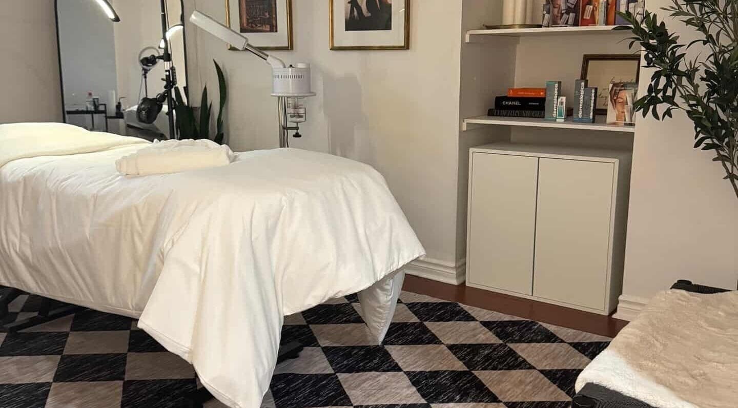 Relaxing treatment room at She by Eva in Brossard, Québec, CA with cozy bed and stylish decor.