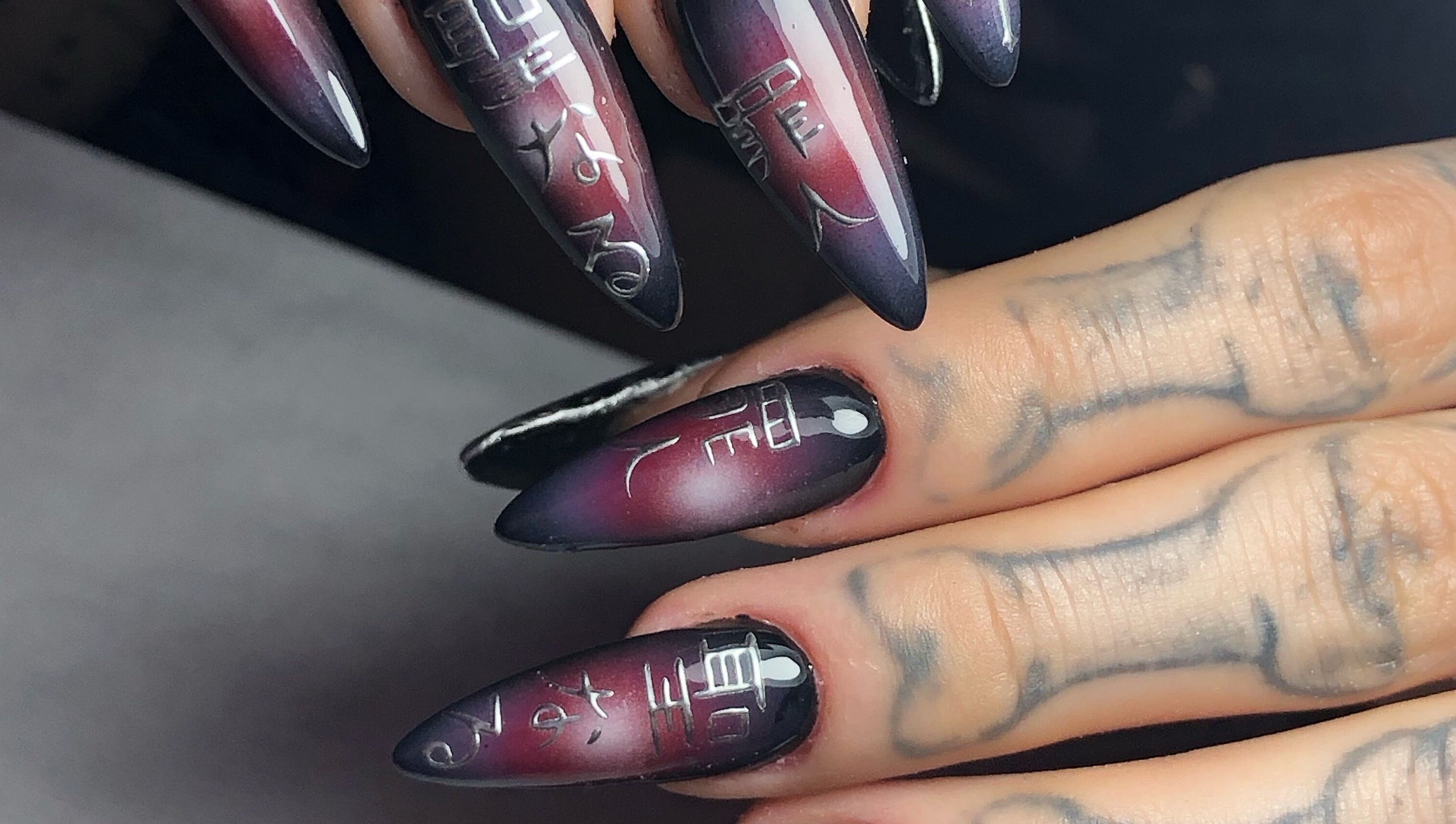 Arte de uñas con diseño étnico en Meloody Nails, Cali, Valle Del Cauca, CO. Manicure innovador y elegante.