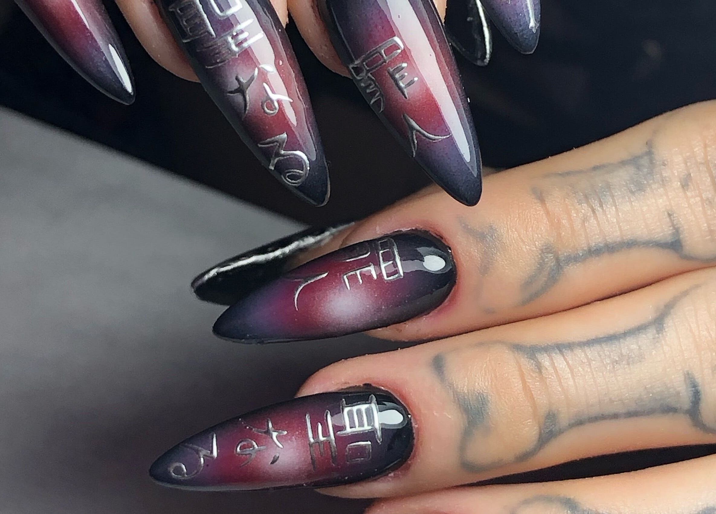 Arte de uñas con diseño étnico en Meloody Nails, Cali, Valle Del Cauca, CO. Manicure innovador y elegante.