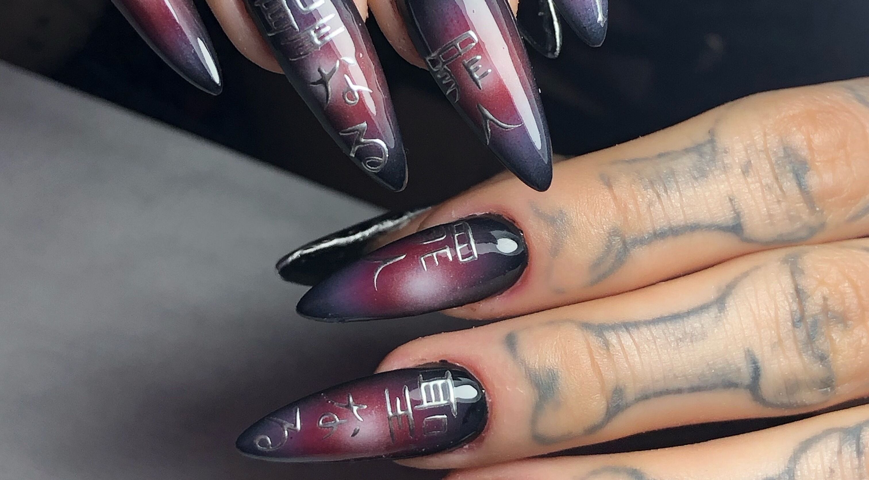 Arte de uñas con diseño étnico en Meloody Nails, Cali, Valle Del Cauca, CO. Manicure innovador y elegante.