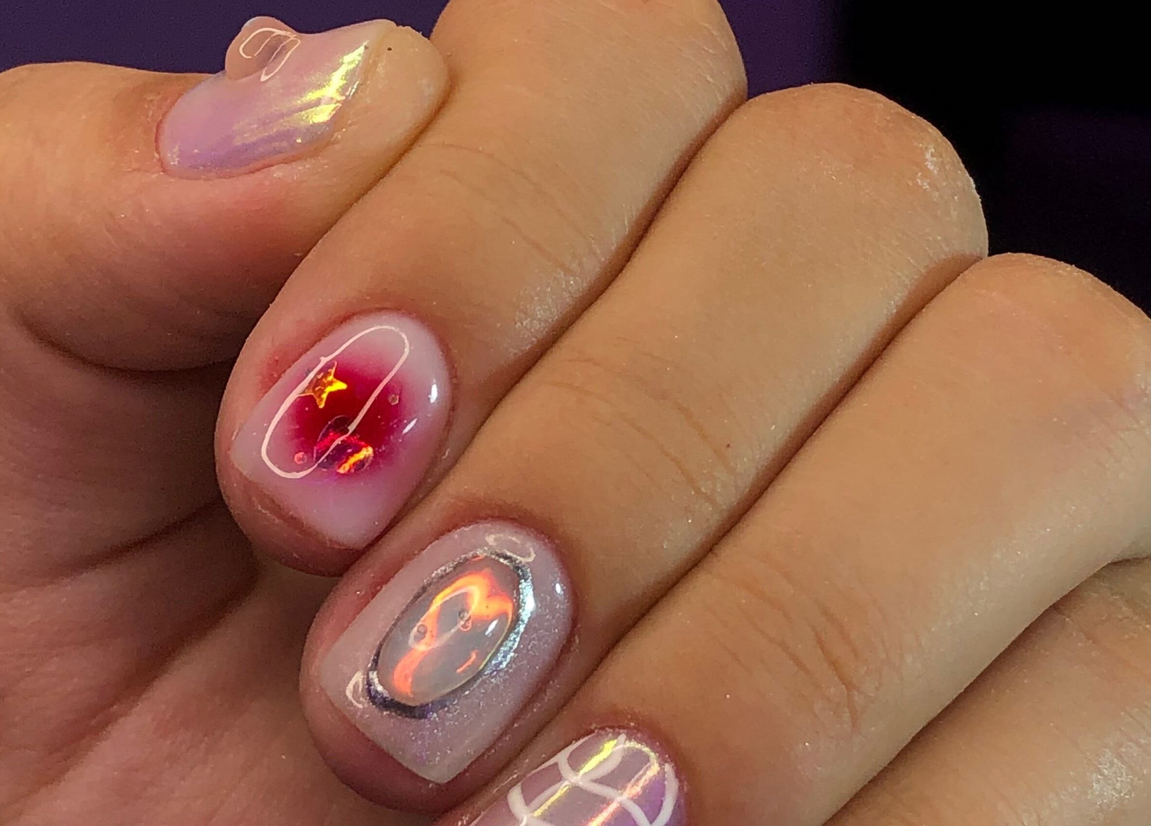 Manicura holográfica en Meloody Nails, Cali, Valle Del Cauca, CO, mostrando diseño único y moderno.