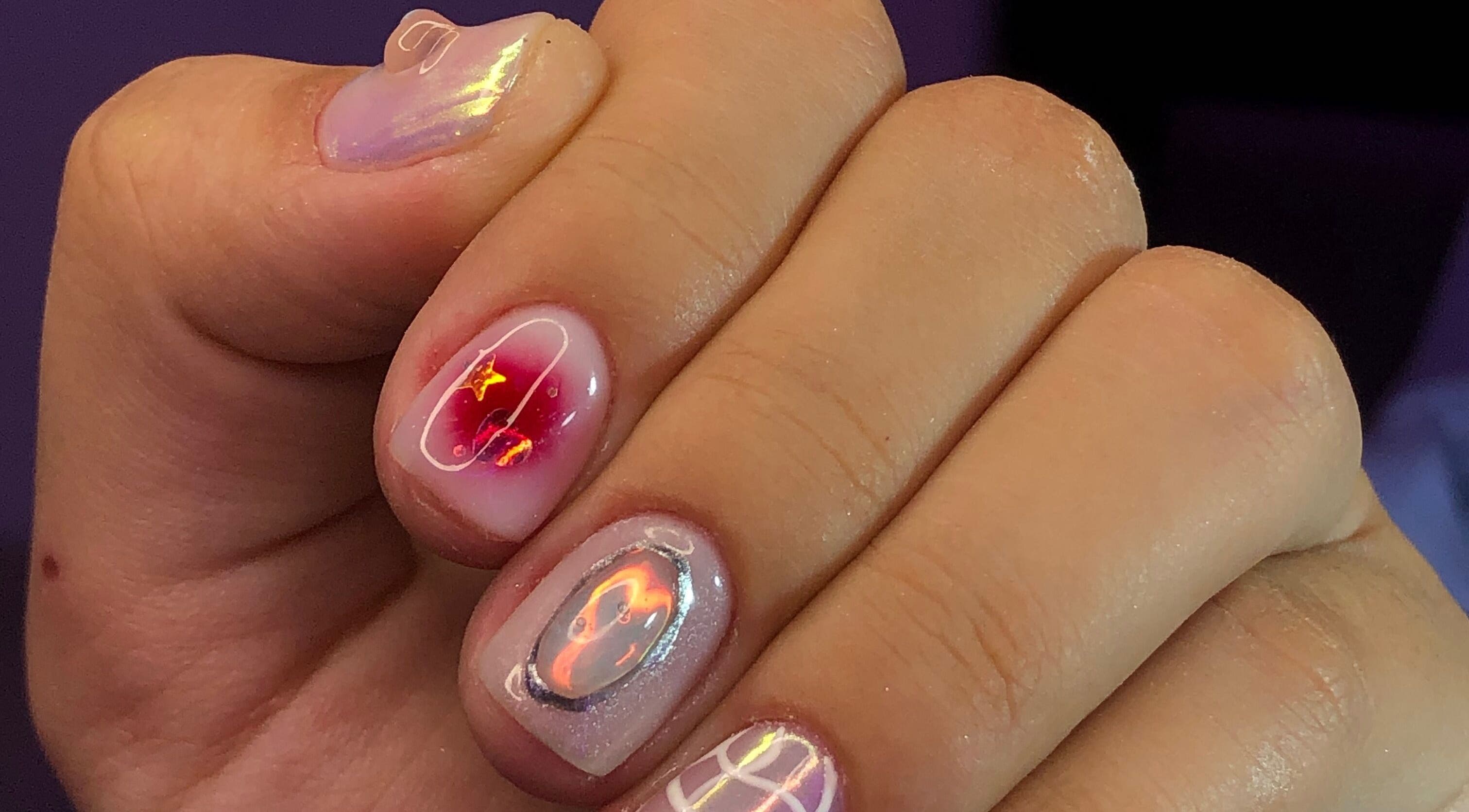 Manicura holográfica en Meloody Nails, Cali, Valle Del Cauca, CO, mostrando diseño único y moderno.