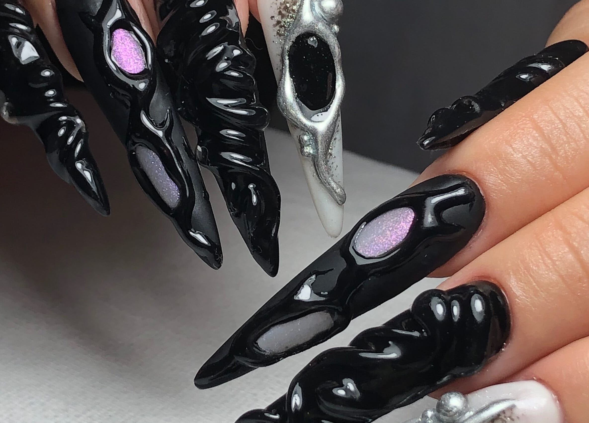 Uñas decoradas estilo futurista en Meloody Nails, Cali, Valle Del Cauca, CO.