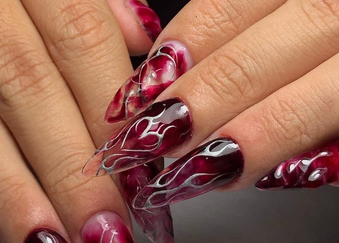 Diseño de uñas artísticas en Meloody Nails, Cali, Valle Del Cauca, CO. Colores vibrantes y elegante decoración.