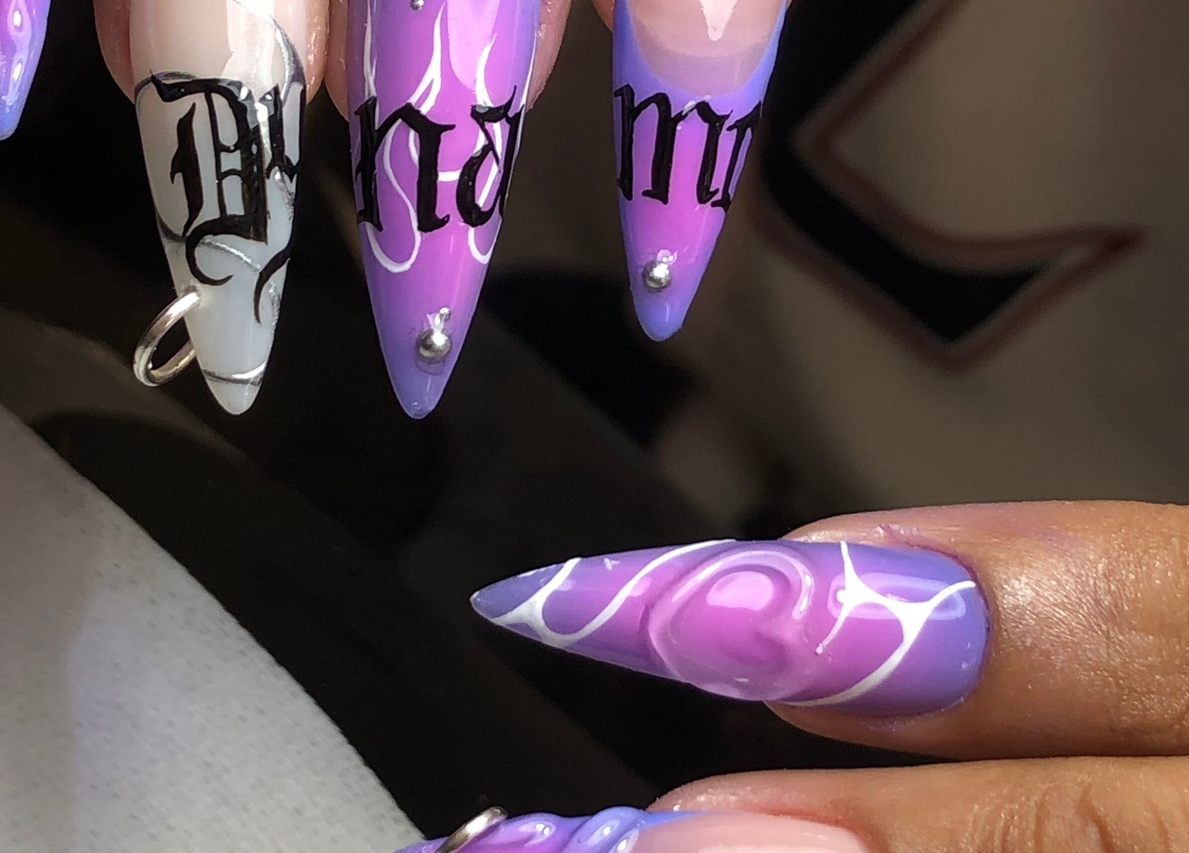 Decoración de uñas con diseños modernos en Meloody Nails, Cali, Valle Del Cauca, CO.