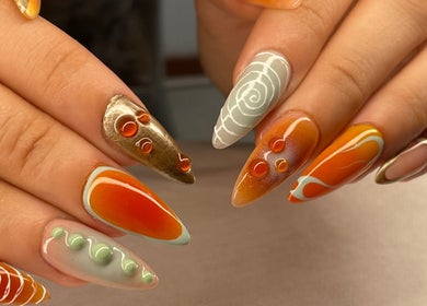 Uñas de diseño abstracto en Meloody Nails, Cali, Valle Del Cauca, CO. Colores cálidos y detalles en espiral.