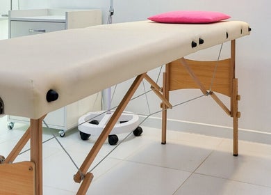 Table de massage moderne à Acha Home Service spa, Dubai, Dubai, AE, avec déco apaisante.