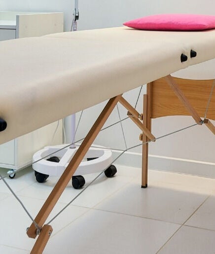 Table de massage moderne à Acha Home Service spa, Dubai, Dubai, AE, avec déco apaisante.