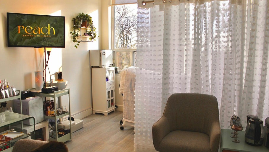 Reach Medspa Facials and Manicures afbeelding 1