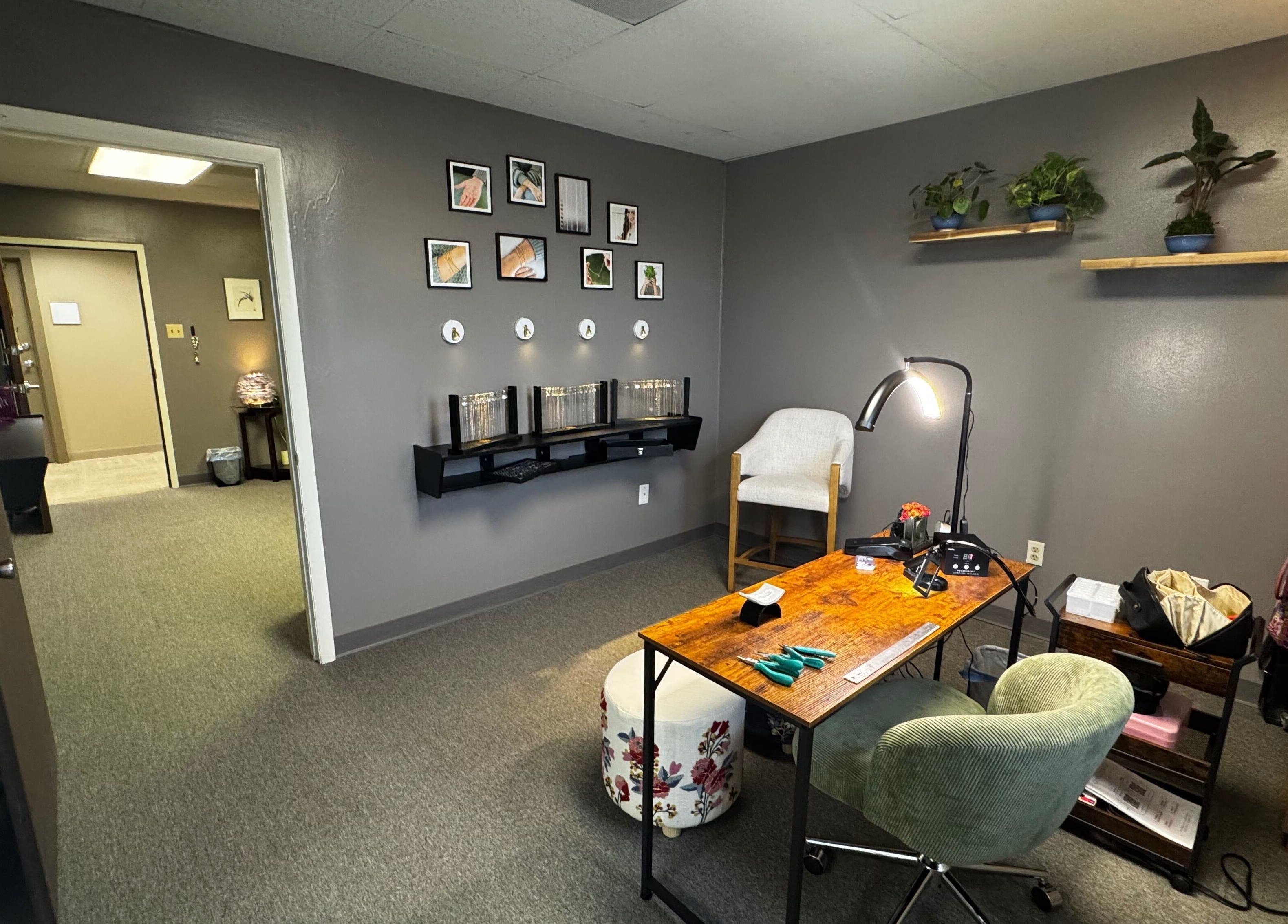 Cozy office at Endlessly Connected- Chesterfield in Chesterfield, Missouri, US with modern decor and plants.