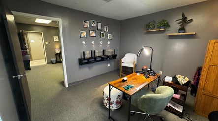 Cozy office at Endlessly Connected- Chesterfield in Chesterfield, Missouri, US with modern decor and plants.