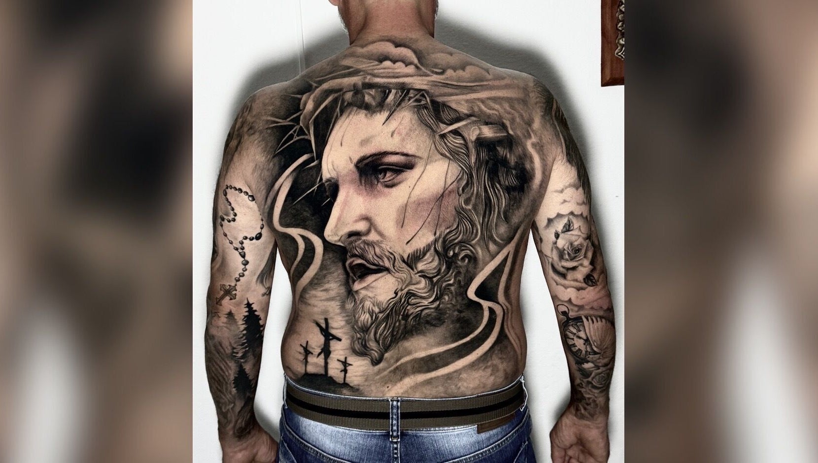 Tatuagem detalhada de rosto religioso nas costas no Renan Campion Tattoo, São Paulo, São Paulo, BR.