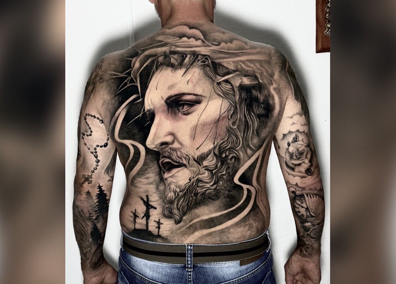 Tatuagem detalhada de rosto religioso nas costas no Renan Campion Tattoo, São Paulo, São Paulo, BR.