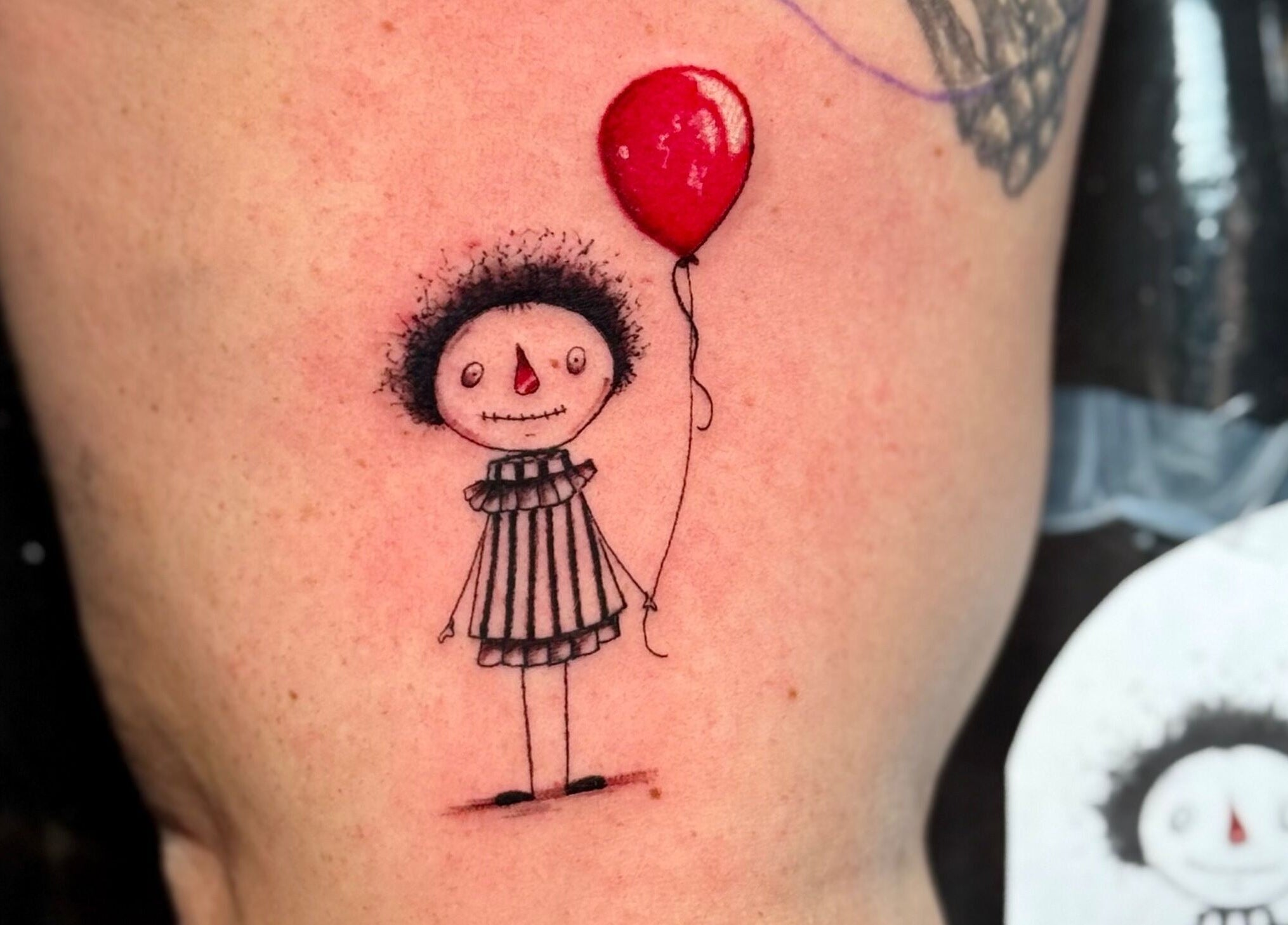 Tatuagem de personagem com balão vermelho no Renan Campion Tattoo em São Paulo, São Paulo, BR.