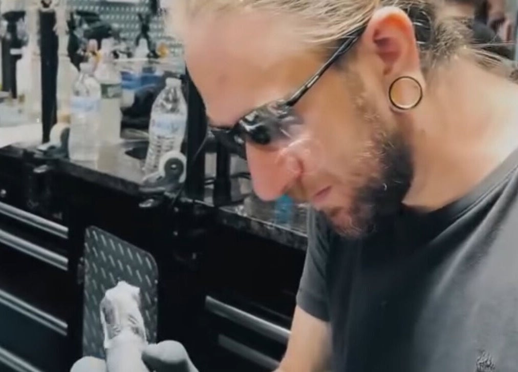 Artista trabalhando em uma tatuagem no Renan Campion Tattoo, São Paulo, São Paulo, BR.