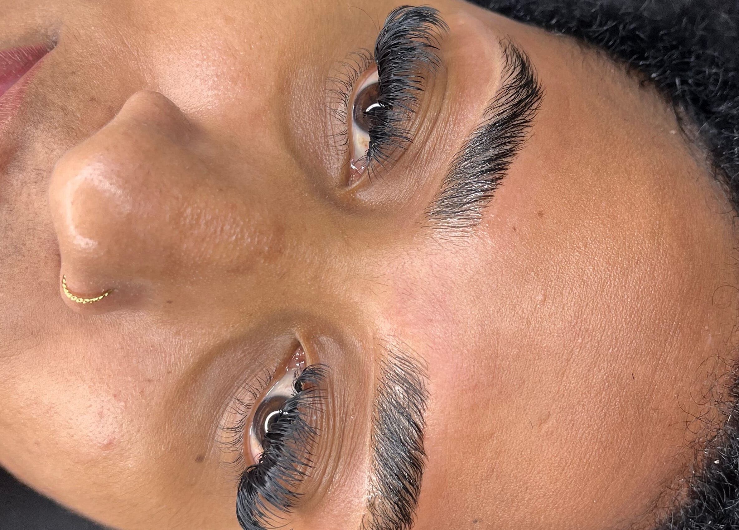 Close-up of expertly applied eyelash extensions at Shumabelle, Willemstad, Curaçao, CW.