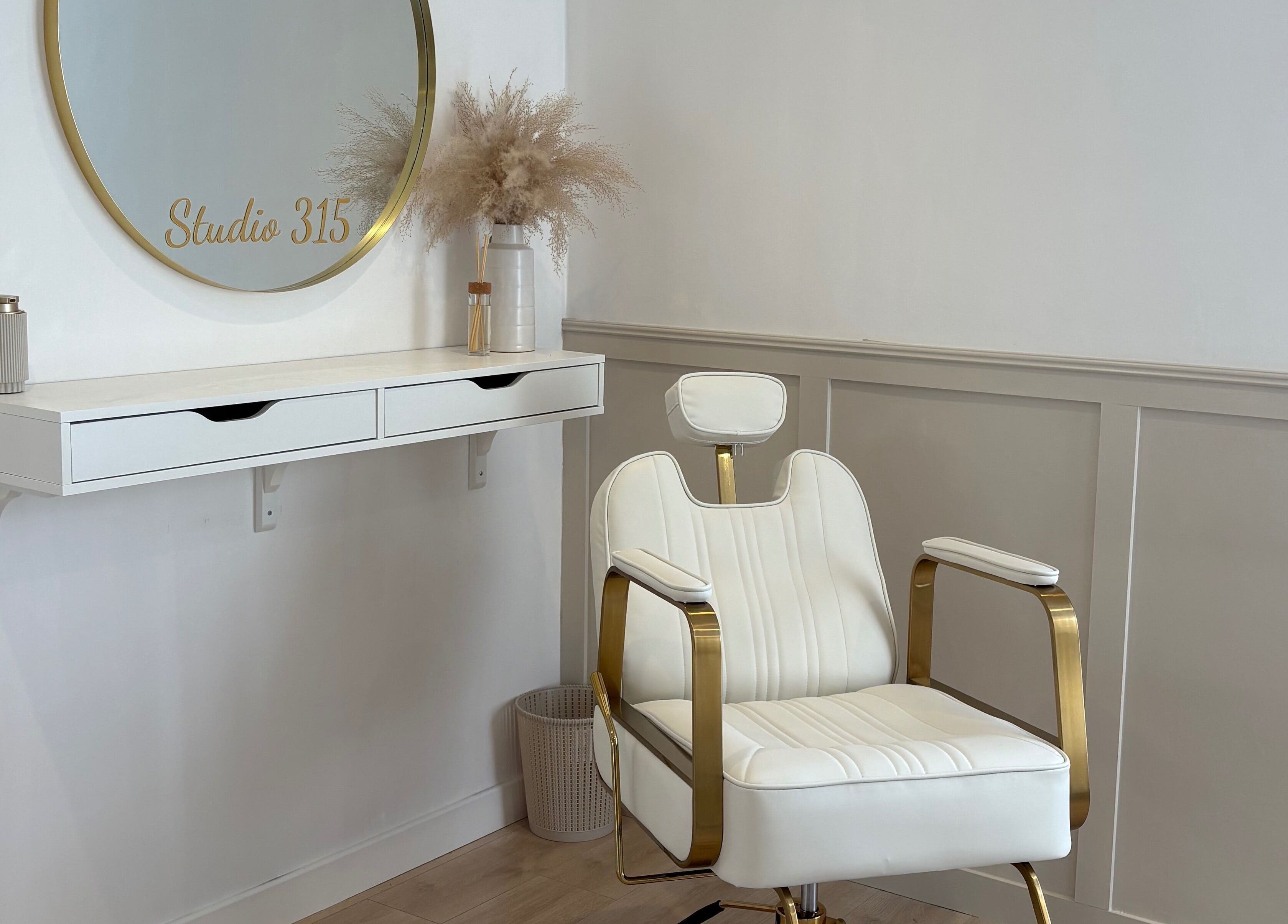 Stylish salon chair in Nails By Els, Busby, Scotland, GB with elegant decor and mirror accent.