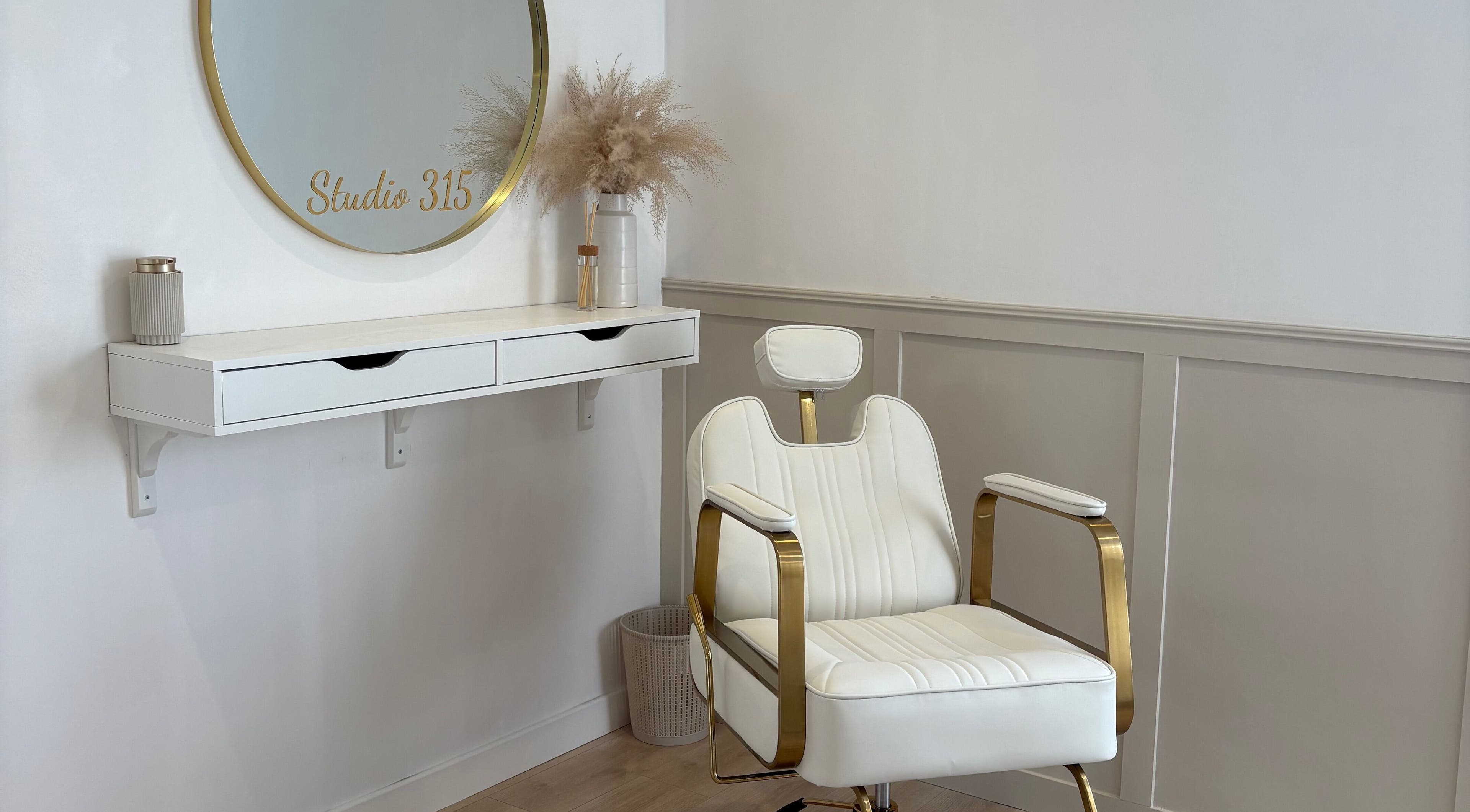 Stylish salon chair in Nails By Els, Busby, Scotland, GB with elegant decor and mirror accent.