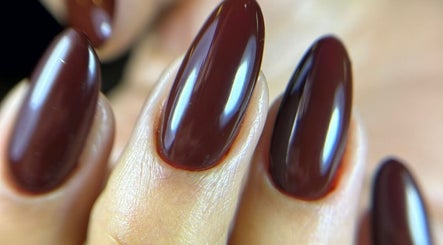 Esmalte rojo oscuro en uñas en Bellasnails.cl, San Miguel, Región Metropolitana, CL.