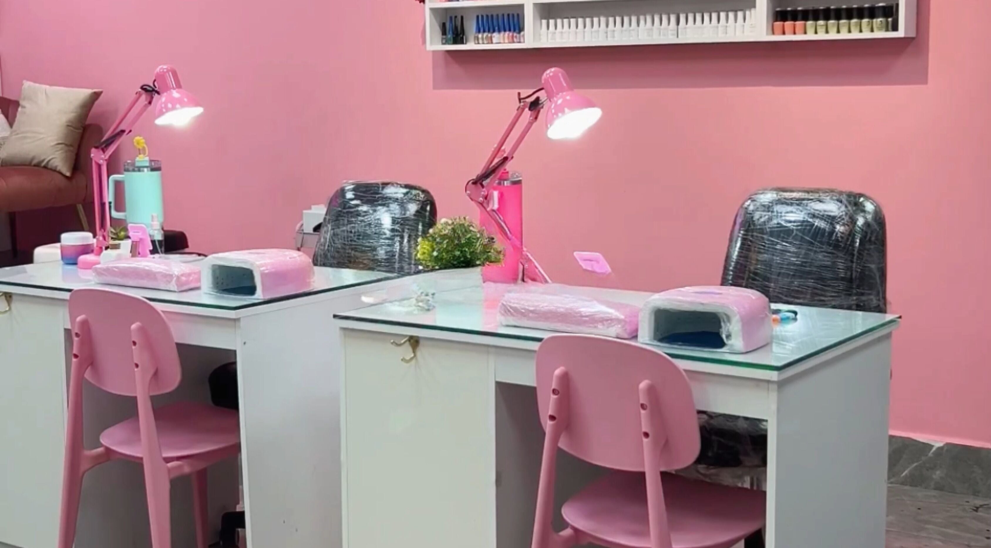 Estación de manicura en Mila’s Beauty Salón, Panama Centro, Provincia De Panamá, PA, con llamativo diseño rosa.