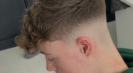 Lews’ Male Hair Studio, bilde 2