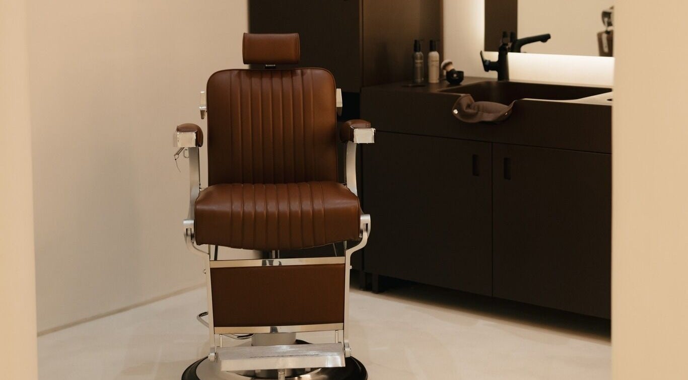 Luxurious barber chair at Dastaan Life Barbers, دبي, دبي, AE, offering premium grooming services.