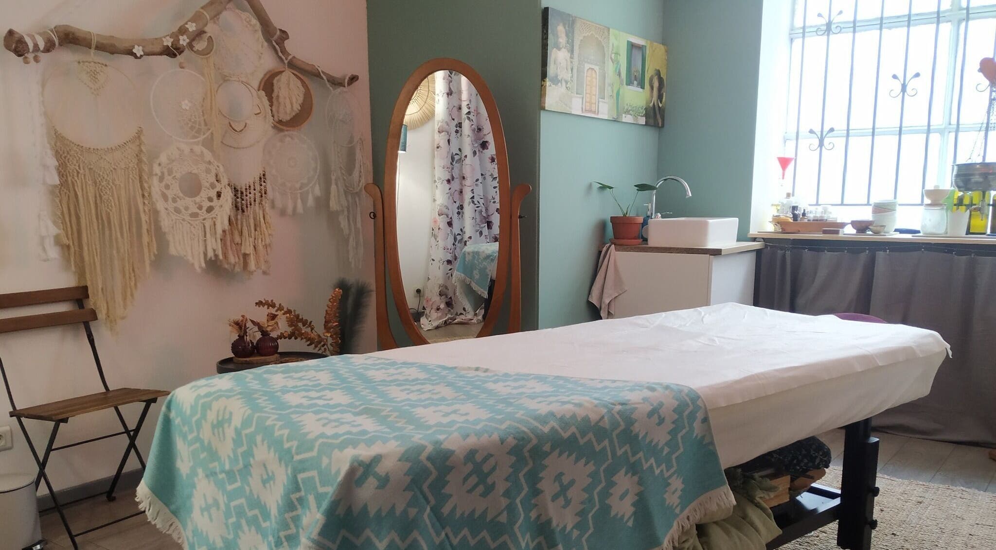 Salle apaisante au Centre de Massage et d'Ayurvéda à Surgères, Nouvelle-aquitaine, FR.