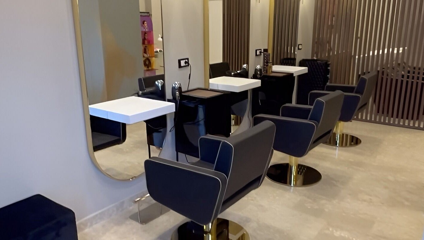 Sala styling moderna presso SaraAles, Palermo, Sicilia, IT, con sedie e specchi eleganti.