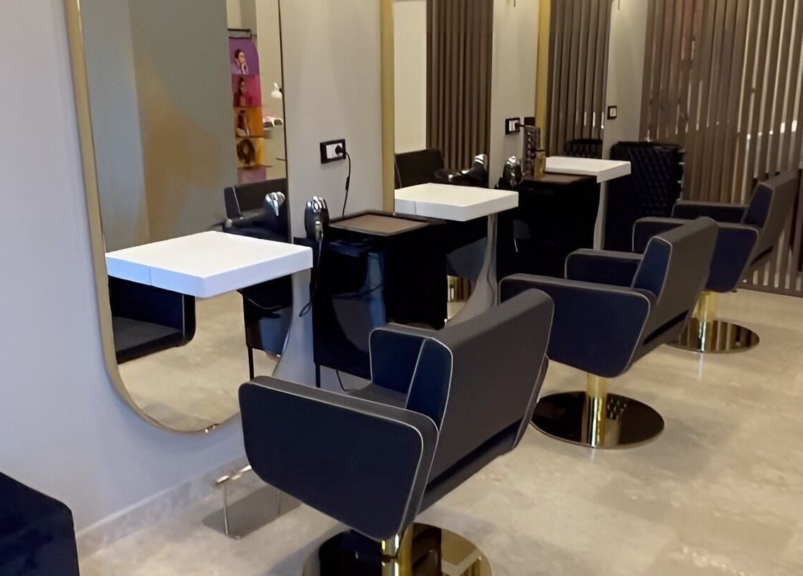 Sala styling moderna presso SaraAles, Palermo, Sicilia, IT, con sedie e specchi eleganti.