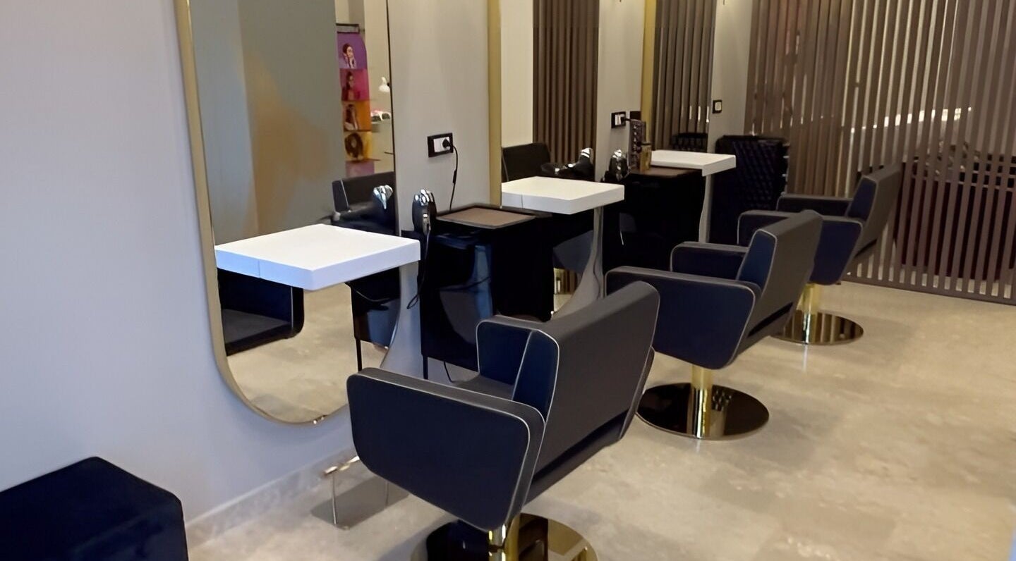 Sala styling moderna presso SaraAles, Palermo, Sicilia, IT, con sedie e specchi eleganti.